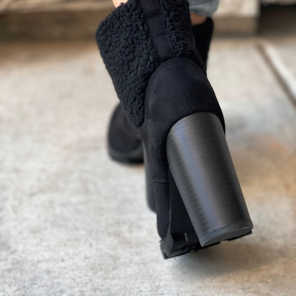 Black Sherpa lined lace up chunky lug sole boots - Picture 7 of 7